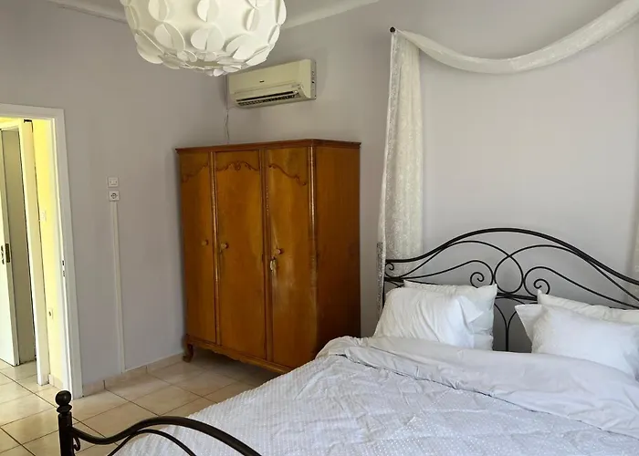 Апартаменты Yiayia Katina's House *